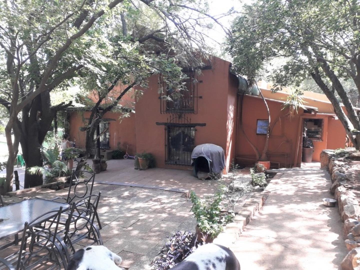 6 Bedroom House + Cottage/Flat for Sale - Gauteng