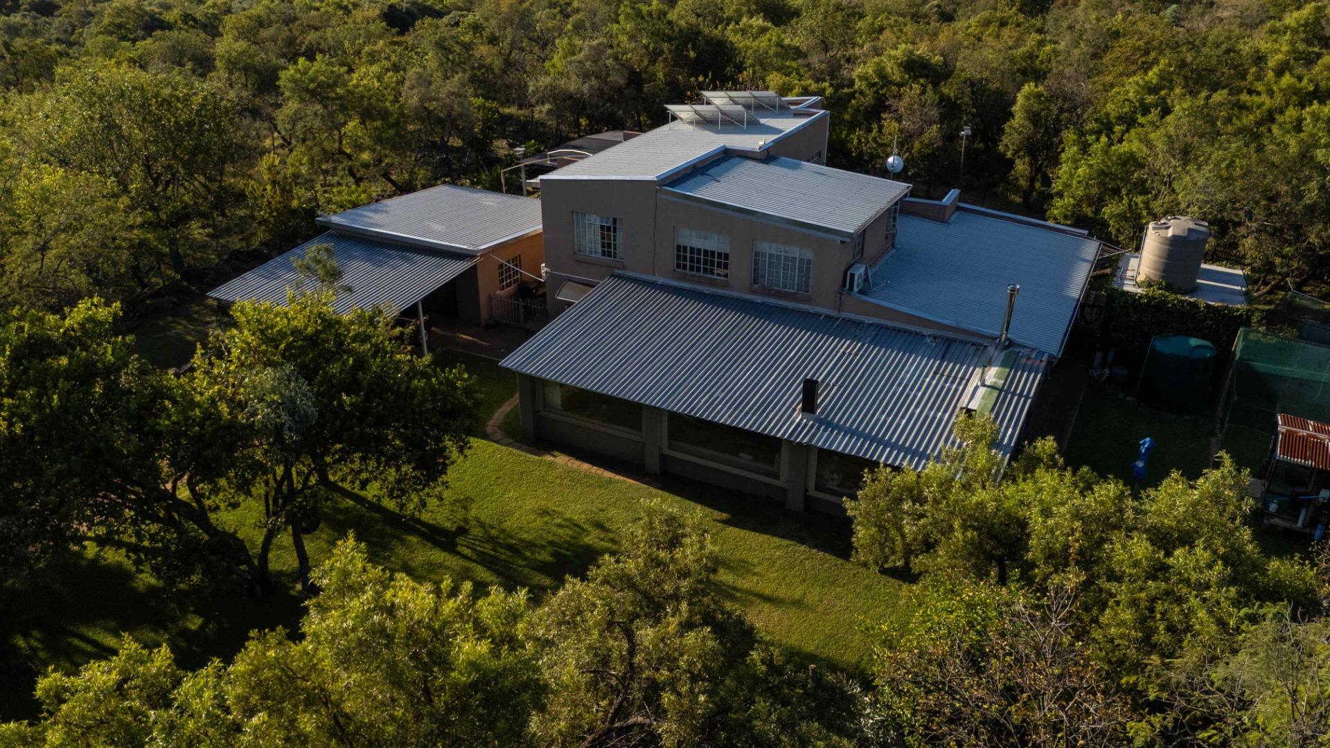 5 Bedroom House + Cottage/Flat for Sale - Gauteng