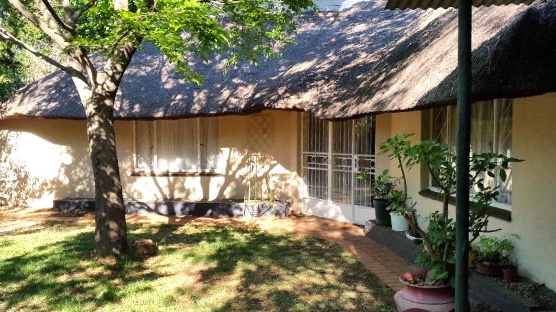 766429_THATCH_COTTAGE_FRONT.jpg